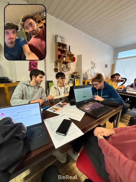 Fichier:Photo de groupe les 5 perdu.jpg