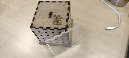 Photo d'une boîte à Pocl, avec face possible en plexiglas devant.