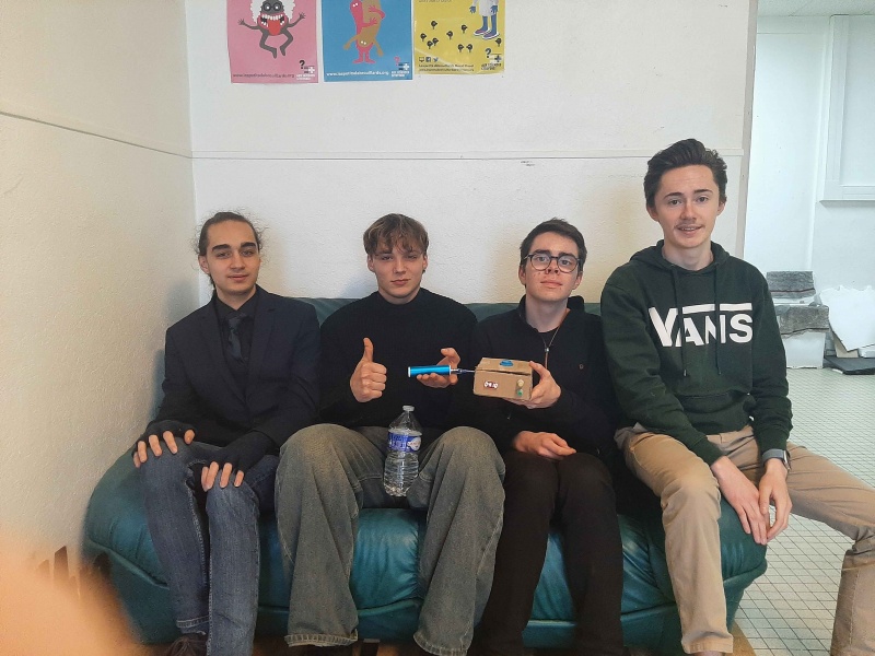 Fichier:BoiteAtemps photo de groupe.jpg