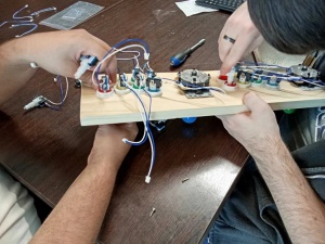Nathan et Axel en train de cabler les boutons.jpg