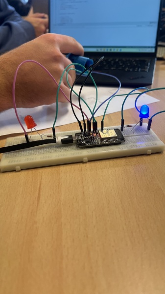 Fichier:Led bleue allumee.jpeg